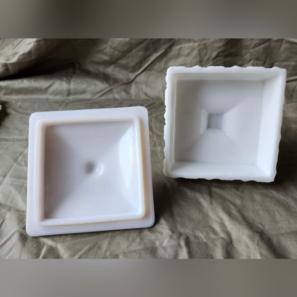 1940-50's Westmoreland 'Old Quilt' lidded compote/honey box milk glass - Picture 2 of 8